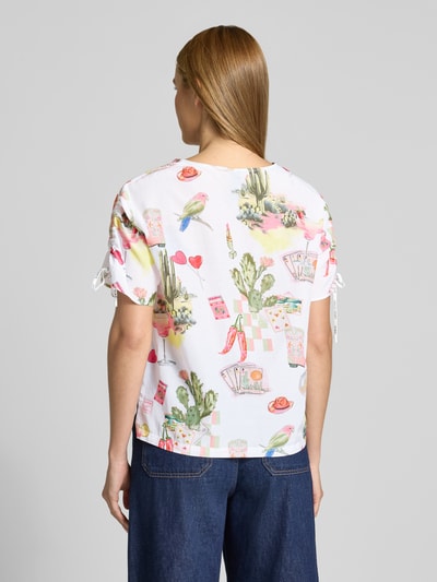 Frauenmodel trägt Regular Fit Bluse im Allover-Look von Marc Cain, Baumwoll-Viskose-Mix, bunte Muster, Rückenansicht, Ganzkörperansicht Rückansicht.