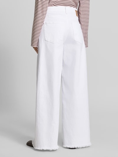 Frauenmodel trägt weiße Jeans mit Fransen Modell 'Nevada' von MAC, Baumwoll-Mix mit Stretch-Anteil, Wide-Leg-Pants, Ganzkörperansicht Rückansicht. Bundweite bei Größe 36/32: 40 cm, Innenbeinlänge: 79 cm.
