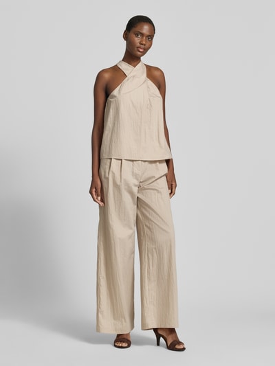Frauenmodel trägt Neckholder-Blusentop aus Baumwoll-Mix von Jake*s Collection in Beige mit Drapierungen, Regular-Fit, Ganzkörperansicht von vorne.