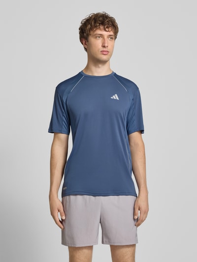 Männermodel trägt blaues Regular Fit T-Shirt mit Logo-Print Modell 'TECH APP TEE' von adidas Training, Ganzkörperansicht von vorne.