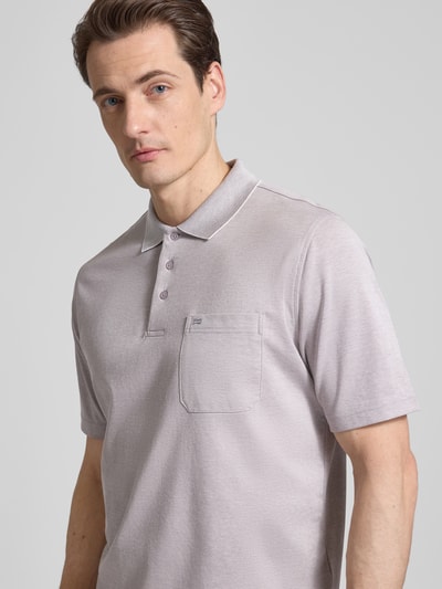 Männermodel trägt Regular Fit Poloshirt mit Brusttasche von Christian Berg Men, Baumwoll-Mix, Polokragen, Knopfleiste, Nahaufnahme Oberkörper.