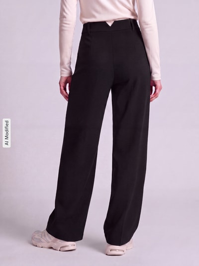 Frauenmodel trägt Wide Leg Weite Hose mit Viskose-Anteil Modell 'STELLA' von VERO MODA in Schwarz, glatte Struktur, Ganzkörperansicht Rückansicht, Damen Weite Hose, KI-modifiziertes Bild.