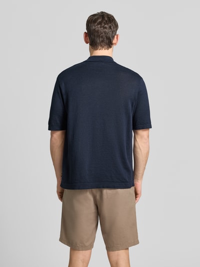Männermodel trägt Poloshirt aus Leinen-Baumwoll-Mix Modell 'AMICINO' von BOSS Orange, Farbe dunkelblau, Optik: Unifarben, Passform: Regular-Fit, Kragenform: Polokragen, Ärmelform: Kurzarm, Verschluss: Knopfleiste, Ganzkörperansicht Rückansicht.