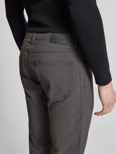 Männermodel trägt Chino mit 5-Pocket-Design von Christian Berg Men, Material-Mix mit Viskose-Anteil, Gerader-Schnitt, Detailaufnahme Rückansicht.