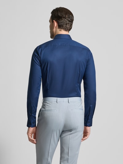 Männermodel trägt Super Slim Fit Business-Hemd mit Kentkragen und Strukturmuster von OLYMP, Baumwoll-Elasthan-Mix, Ganzkörperansicht Rückansicht.