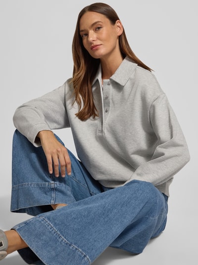 Frauenmodel trägt Relaxed Fit Sweatshirt mit Polokragen von Jake*s Casual aus Baumwoll-Mix in Hellgrau, elastische Abschlüsse, Nahaufnahme Oberkörper.