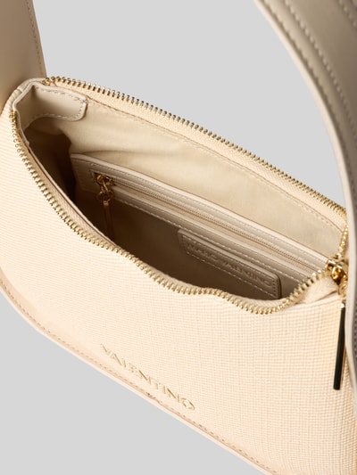 Productfoto, Shoulder Bag mit Logo-Detail Modell 'Atena' van VALENTINO BAGS in beige met goudkleurige rits, structuurleer, hoofdvak met ritssluiting, afneembare schouderriem, 21x15x7 cm, schouderriem 45 cm.