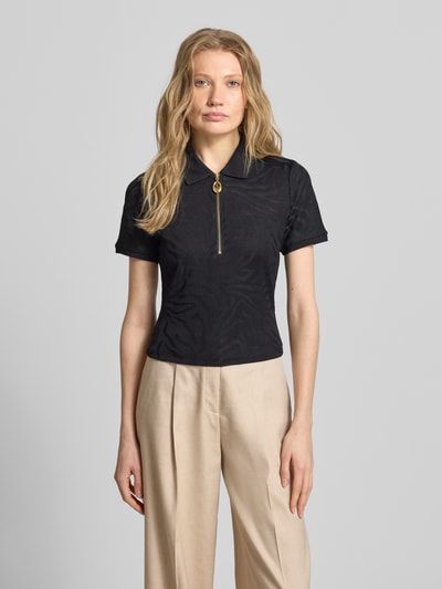 Kobiece model nosi Regular Fit Poloshirt aus Viskose-Mix Modell 'DEMETRI' od HUGO, efekt: wzór na całej powierzchni, półprzezroczysty, wzór zwierzęcy, krój regular fit, zamek błyskawiczny z wytłaczanym logo, kołnierzyk polo, krótki rękaw, zakończenie rękawów: prążkowane, mieszanka wiskozy, całkowity widok z przodu.