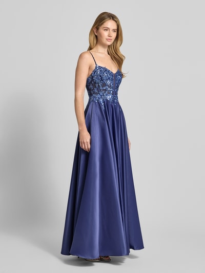 Frauenmodel trägt Abendkleid mit Paillettenbesatz von Mascara in Satin, taillierter Passform, floraler Spitze, Maxilänge, Ganzkörperansicht von vorne.