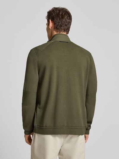 Männermodel trägt Regular Fit Blouson aus Modal-Mix mit Seiden-Anteil Modell 'SPIRIT70' von BOSS Green X PORSCHE in Olivgrün, Ganzkörperansicht Rückansicht. Unifarbene Optik, Stehkragen, verdeckter Reißverschluss, gerippte Abschlüsse, langarm, Material mit glatter Textur.