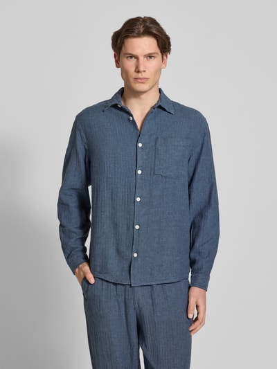 Männermodel trägt Slim Fit Freizeithemd aus Leinen-Baumwoll-Mix Modell 'NELSON' von Redefined Rebel in Blau, Kentkragen, Brusttasche, Label-Detail, Ganzkörperansicht von vorne, Rückenlänge 50 cm, Schulterbreite 49 cm, Ärmellänge 72 cm, Größe M.