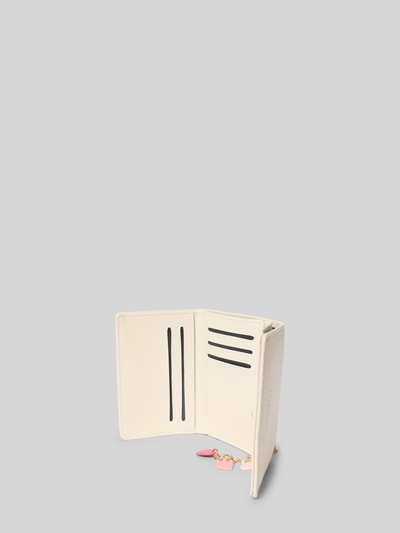 Productfoto, portemonnee met hartvormige hanger model 'ILMI' van Seidenfelt, dames portemonnee met drukknoopsluiting, hoofdvak, ritsvak, label in reliëf, diverse steekvakken, lichte kleur met glad oppervlak