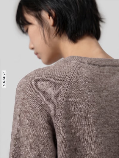 Vrouwenmodel draagt Relaxed Fit Pullover met alpaca-aandeel van s.Oliver RED LABEL in lichtbruin met fijne, zachte structuur, detailopname, KI-modificeerd beeld