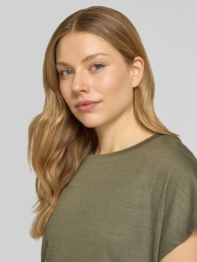 Frauenmodel trägt T-Shirt mit seitlicher Schnürung von Apricot aus Material-Mix mit Viskose-Anteil, Regular-Fit, Rundhalsausschnitt, Nahaufnahme Oberkörper.