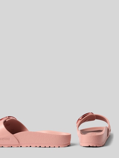 Produktfoto, Slipper mit offener Sohle Modell 'Madrid' von Birkenstock in Rosa mit Zierschnalle, abgerundete Passform, 3 cm Absatzhöhe, strukturierte Oberfläche