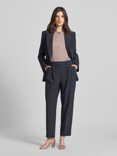 Modelka nosi Relaxed Fit Bluse mit Stehkragen von Calvin Klein Womenswear, satyna, krój relaxed fit, stójka, z długim rękawem, długość tyłu w rozmiarze S: 65 cm, długość rękawów w rozmiarze S: 57 cm, całkowity widok z przodu.
