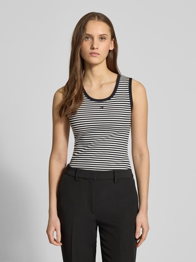 Frauenmodel trägt Slim Fit Tank Top aus Baumwoll-Mix von Tommy Jeans, gestreift, Optik: mehrfarbig, Logo-Detail, Feinripp, U-Ausschnitt, breite Träger, Nahaufnahme Oberkörper.