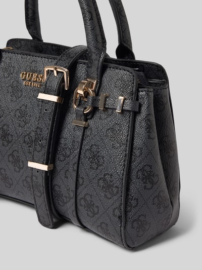 Produktfoto, czarna Handtasche mit Logo-Muster Modell 'LEONA' von Guess, faktura z połyskiem, złote okucia, główna komora na zamek, label-aplikacja, tragehenkel, pasek na ramię, szerokość w rozmiarze 1: 26 cm, długość 17 cm, głębokość 11 cm, długość paska 120 cm