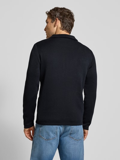 Männermodel trägt Regular Fit Overshirt mit knoopsluiting van Manuel Ritz, Materiaal scheerwolmix, Logoprint, Ganzkörperansicht Rückansicht.