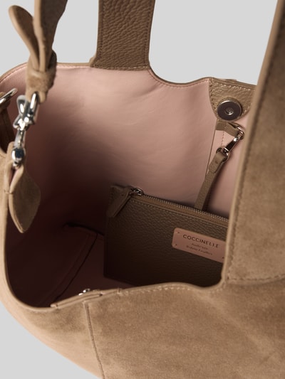 Produktfoto, Handtasche aus echtem Leder von Coccinelle in Beige und Rosa, Magnetverschluss, herausnehmbares Innenfach, grobe Lederstruktur