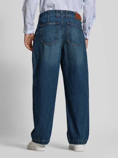 Männermodel trägt Barrel Fit Jeans mit Eingrifftaschen Modell 'BARREL BENSON' von Calvin Klein Jeans, reine Baumwolle, Ganzkörperansicht Rückansicht.
