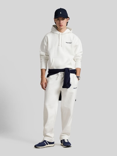 Männermodel trägt Comfort Fit Jogpants aus Baumwoll-Mix von Polo Ralph Lauren in Unifarbe mit Label Stitching und Tunnelzug, Ganzkörperansicht von vorne.