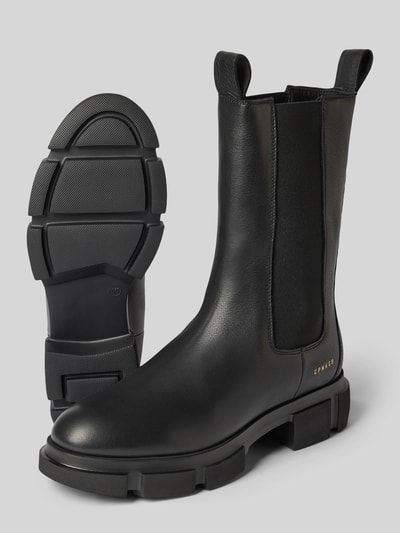 Produktfoto, Lederstiefel mit Label-Detail von Copenhagen z naturalnej skóry, zaokrąglony krój, fakturowana podeszwa, wysoka cholewka, detal z logo, wysokość obcasa w rozmiarze 39: 5 cm, wysokość cholewki w rozmiarze 39: 23 cm, szerokość cholewki w rozmiarze 39: 13 cm