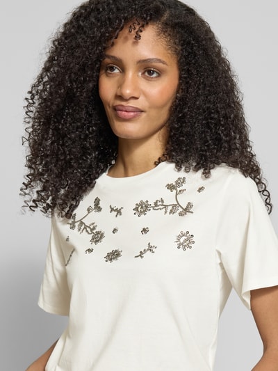 Frauenmodel trägt Slim Fit Damen T-Shirt aus reiner Baumwolle Modell 'DAGILE' von Weekend Max Mara, Optik: unifarben, Logo-Print, Pailletten, Rundhals, Kurzarm, gerade Abschlüsse, Nahaufnahme Oberkörper.