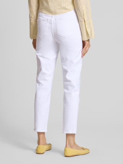 Männermodel trägt Straight Fit Jeans aus Baumwoll-Mix Modell 'EMILY' von Marc O’Polo, biała, jednolita optyka, krój straight fit, wysoki stan, naszywka z logo, szlufki, zapięcie na guzik i ukryty zamek, fason 5-kieszeniowy, widoczne tekstury materiału, Ganzkörperansicht Rückansicht.