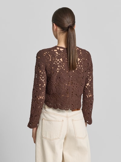Frauenmodel trägt Cardigan aus Häkelspitze mit Rundhalsausschnitt von Jake*s Collection aus reiner Baumwolle in Braun, Gerader-Schnitt, Rückenlänge 45 cm, Ärmellänge 59 cm, Ganzkörperansicht Rückansicht.