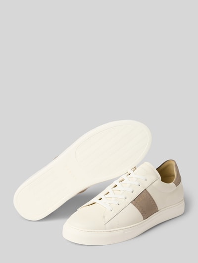 Produktfoto, Sneaker aus echtem Leder Modell 'Jase Morris' von Nubikk in Beige und Weiß mit abgerundeter Form, Logo-Detail und glatter Textur.