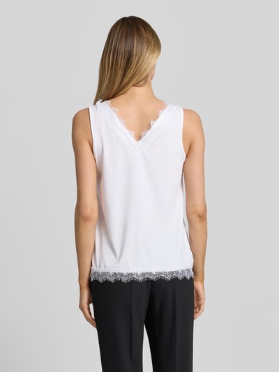 Frauenmodel trägt Regular Fit Bluse mit Spitzenbesatz Modell 'Bicco' von FREE/QUENT in Weiß, ärmellos, glatte Textur, Ganzkörperansicht Rückansicht
