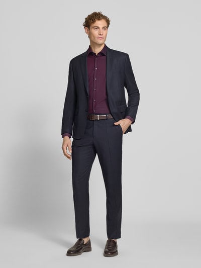 Männermodel trägt Regular Fit Business-Hemd mit Kentkragen von Christian Berg Men in Dunkelrot, Baumwoll-Mix mit Stretch, Ganzkörperansicht von vorne.