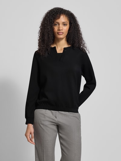 Kobieta nosi Regular Fit Sweatshirt mit Viskose-Anteil od Tom Tailor, efekt: jednolity kolor, dekolt w serek, długi rękaw, aplikacja z wyhaftowanym logo, kamienie stras, wykończenie: elastyczne, dzianina dresowa, Ganzkörperansicht z przodu.