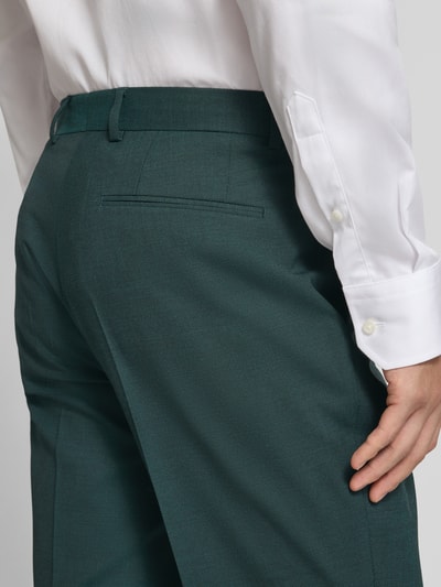 Männermodel trägt Regular Fit Anzughose mit Schurwoll-Anteil Modell 'LEON' von BOSS, Bi-Color Optik, Gesäßtaschen, Detailaufnahme Rückansicht.
