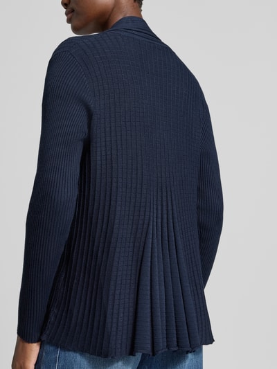 Vrouwenmodel draagt cardigan uit viscosemix Model 'CLAUDISSE' van FREE/QUENT, smalle pasvorm, plooien, ruglengte maat S 62 cm, mouwlengte maat S 61 cm, donkerblauw, geribde structuur, volledige rugaanzicht.
