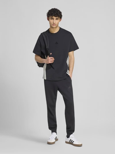 adidas Sportswear T-shirt o kroju relaxed fit z czystej bawełny Czarny 1