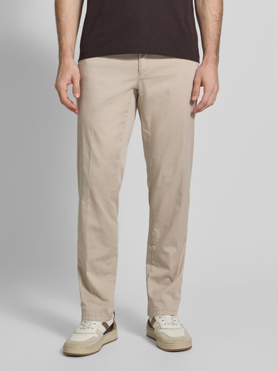 Männermodel trägt Regular Fit Hose mit Gesäßtaschen Modell 'Evans' von Brax in Beige, Baumwoll-Mix mit Stretch, Nahaufnahme Unterkörper, Vorderansicht.