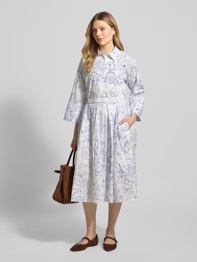 Frauenmodel trägt Relaxed Fit Bluse mit verdeckter Knopfleiste und 3/4-Arm von Gant aus reiner Baumwolle mit Allover-Look, Ganzkörperansicht von vorne.