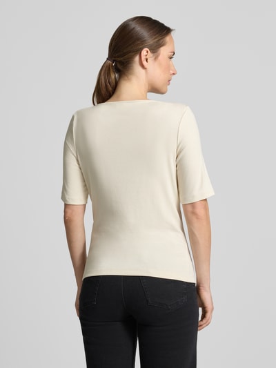Frauenmodel trägt Shirt aus Viskose-Mix Modell 'Kadee' von someday, cremefarben, halbärmelig, schlichte Struktur, Rückansicht, taillierte Passform, U-Boot-Ausschnitt, Rückenlänge 58 cm bei Größe 36.