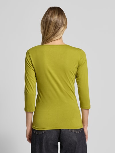 Vrouwenmodel draagt t-shirt met 3/4-mouw model 'Pylle' van Soyaconcept in groene katoenmix met stretch, slim fit, ruglengte maat S 61 cm. Ganzkörperansicht Rückansicht.