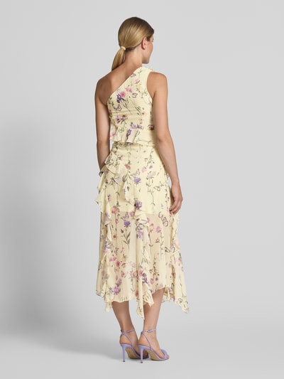 Frauenmodel trägt Midikleid mit Ziersteinbesatz von Lipsy in Gelb mit floralem Allover-Print, semitransparent, Rückansicht Ganzkörperansicht.
