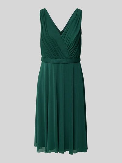 Produktfoto, Cocktailkleid mit V-Ausschnitt von TROYDEN COLLECTION in Dunkelgrün, taillierter Schnitt, Raffungen, Nahtreißverschluss, blickdichtes Unterkleid, Taillengürtel, fließende Textur