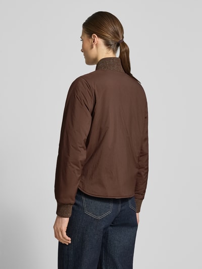 Vrouwenmodel draagt Regular Fit Bomberjacke mit Stehkragen van Scotch & Soda, bruin, steekzakken, elastische boorden, ruglengte 57 cm, schouderbreedte 36 cm, borstwijdte 48 cm, mouwlengte 62 cm, ganzkörperansicht rückansicht.