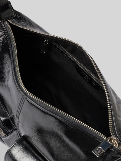 Produktfoto, Hobo Bag mit Tragehenkel Modell 'ANDREA' von LIEBESKIND BERLIN in glänzendem Schwarz, Hauptfach mit Reißverschluss, Nebenfach mit Dornschließe, Innenfach mit Reißverschluss, 30 cm Breite, 20 cm Länge, 10 cm Tiefe, 51 cm Schulterriemen.