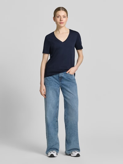 Kobiece modelka nosi damski t-shirt Regular Fit T-Shirt aus reiner Baumwolle von Marc O'Polo, efekt: jednolity kolor, krój regular fit, dekolt w serek, krótki rękaw, materiał: bawełna; widok całej sylwetki z przodu.
