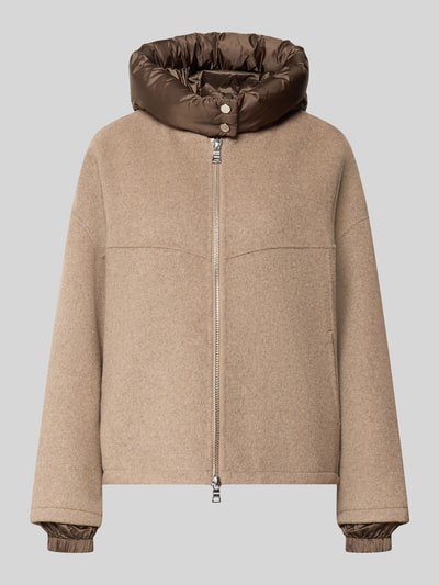 Produktfoto, Relaxed Fit Jacke aus Baumwoll-Mix von Blonde No. 8 in Beige mit brauner, abnehmbarer Steppkapuze, glatte Textur, Zweiwege-Reißverschluss, elastische Ärmelabschlüsse. Rückenlänge 61 cm, Schulterbreite 52 cm, Brustweite 67 cm, Ärmellänge 54 cm bei Größe 36.