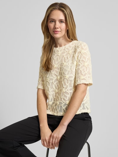 Frauenmodel trägt Regular Fit T-Shirt mit Blumen-Applikation von Jake*s Collection, semitransparentes Design, Rundhalsausschnitt, Ganzkörperansicht von vorne.