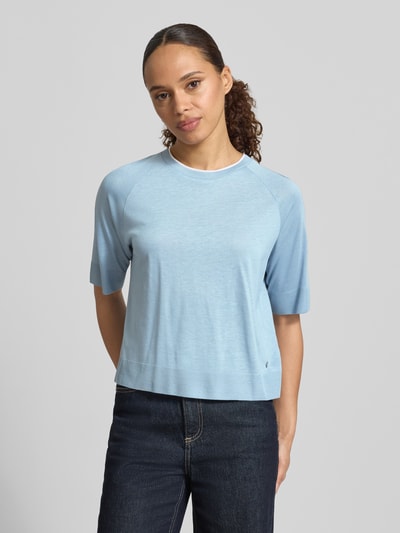 Frauenmodel trägt T-Shirt mit Raglanärmeln und 1/2-Arm von Windsor in Hellblau, Lyocell-Mix mit Baumwoll-Anteil, Gerader-Schnitt, Rundhalsausschnitt, Ganzkörperansicht von vorne.