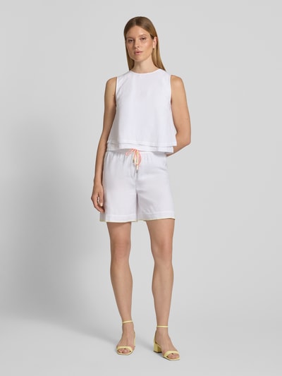 Kobiece modelka nosi Bermudas aus reiner Viskose von Marc Cain, białe, szeroki krój wide fit, wysoki stan, tunel, elastyczny pas, zakończenia nogawek z ozdobnymi szwami, długość tyłu w rozmiarze 36: 118 cm, szerokość w rozmiarze 36: 50 cm, widok całej sylwetki z przodu.